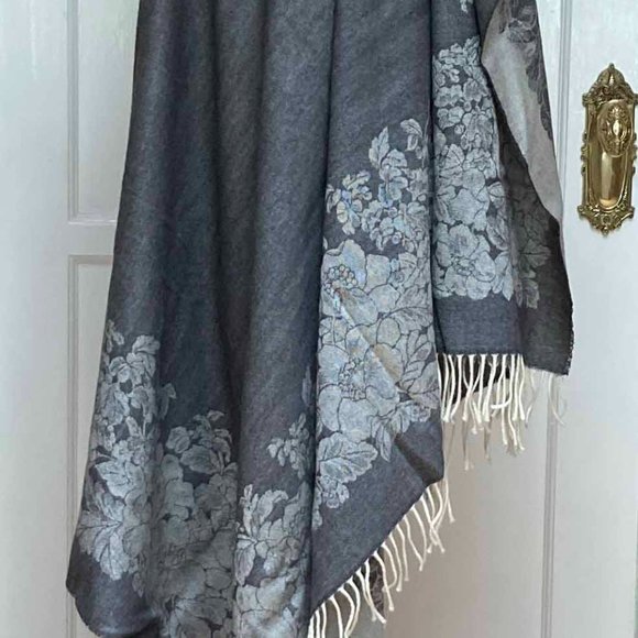 Guarisco 100% Wool Gray Shawl/Wrap/ Throw +Natural Shawl/Throw. Never Worn Italy - Picture 3 of 8
